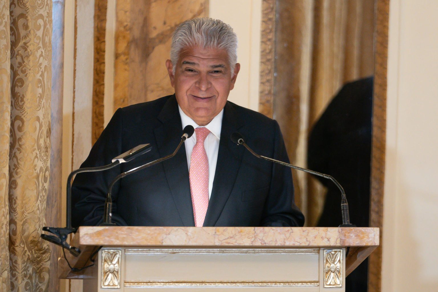 El presidente de Panamá, José Raúl Mulino, habla durante la firma del Convenio de Chapultepec este jueves, en el salón Amarillo de la Presidencia de Panamá en la Ciudad de Panamá (Panamá). EFE/ Eliecer Augusto Aizprua Banfield