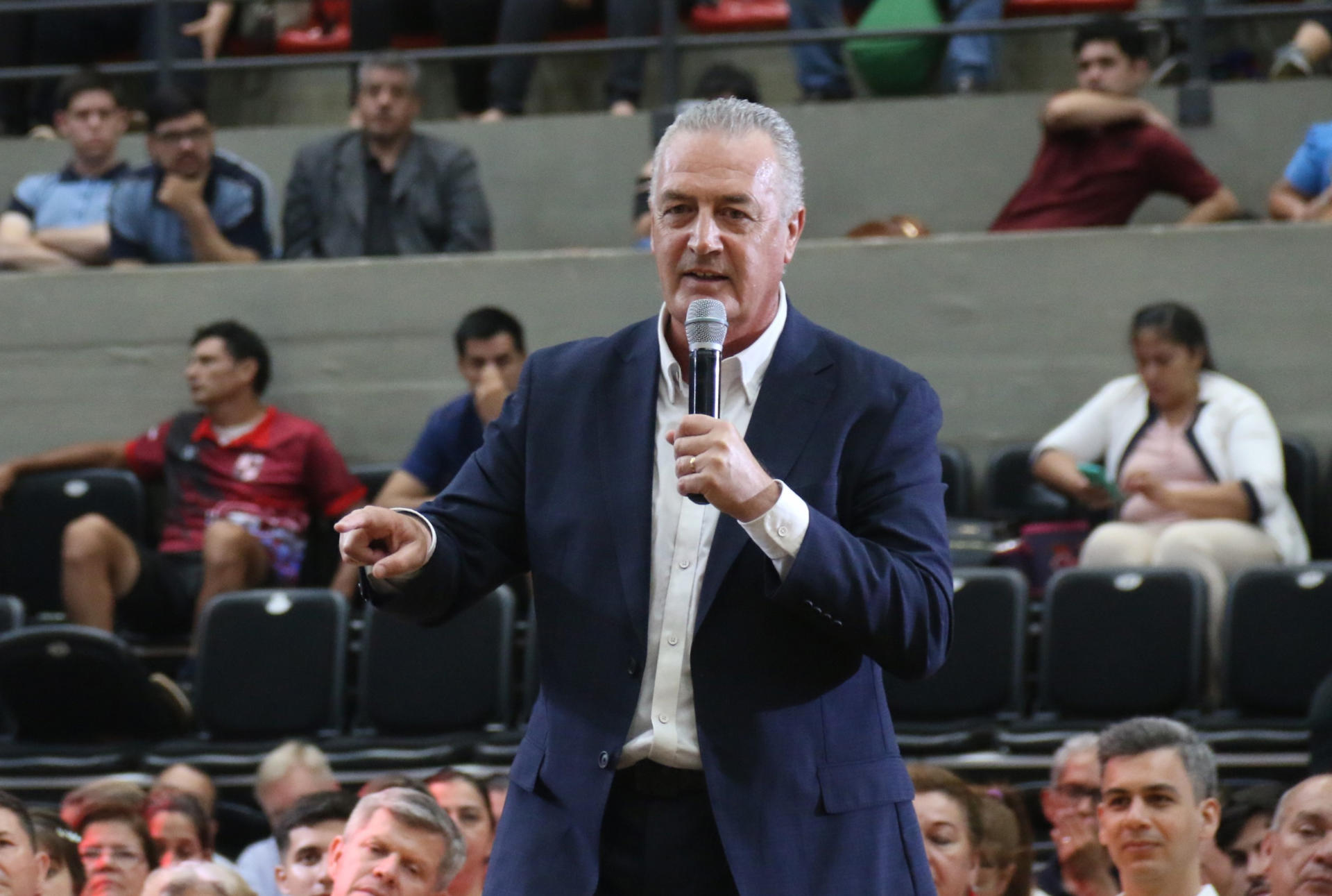 El técnico de la selección de Paraguay, Gustavo Alfaro, habla en la conferencia "Liderazgo y desarrollo humano: el despertar de un gigante" en Asunción (Paraguay). EFE/ Nina Osorio
