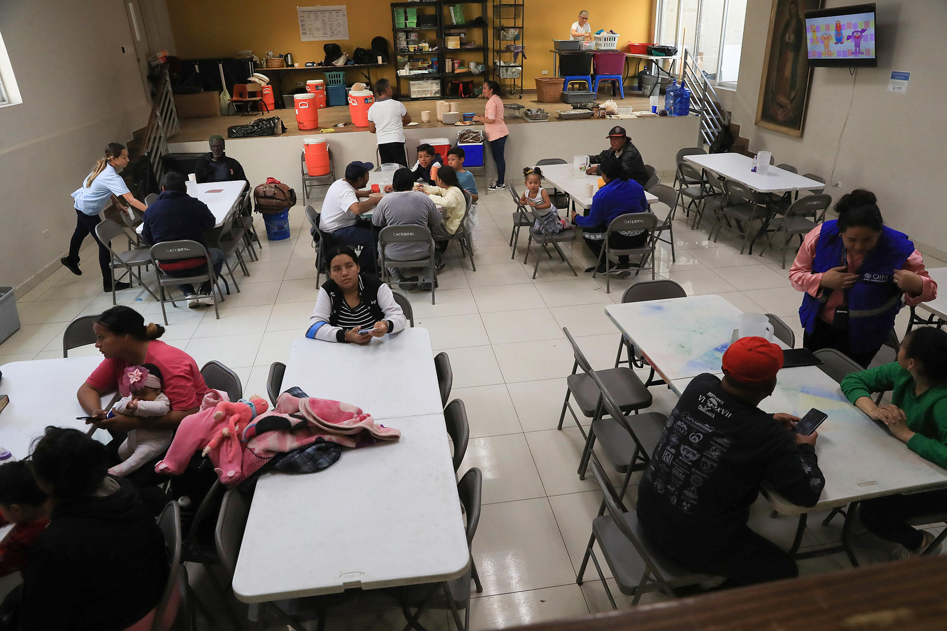 Fotografía de un grupo de migrantes en un albergue, este jueves en Ciudad Juárez, Chihuahua (México). EFE/ Luis Torres
