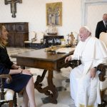 Imagen de archivo del papa Francisco durante una audiencia en el Vaticano con la presidenta del Parlamento Europeo, Roberta Metsola. EFE/ Mario Tomassetti / Vaticano***SOLO USO EDITORIAL/SOLO DISPONIBLE PARA ILUSTRAR LA NOTICIA QUE ACOMPAÑA (CRÉDITO OBLIGATORIO)***