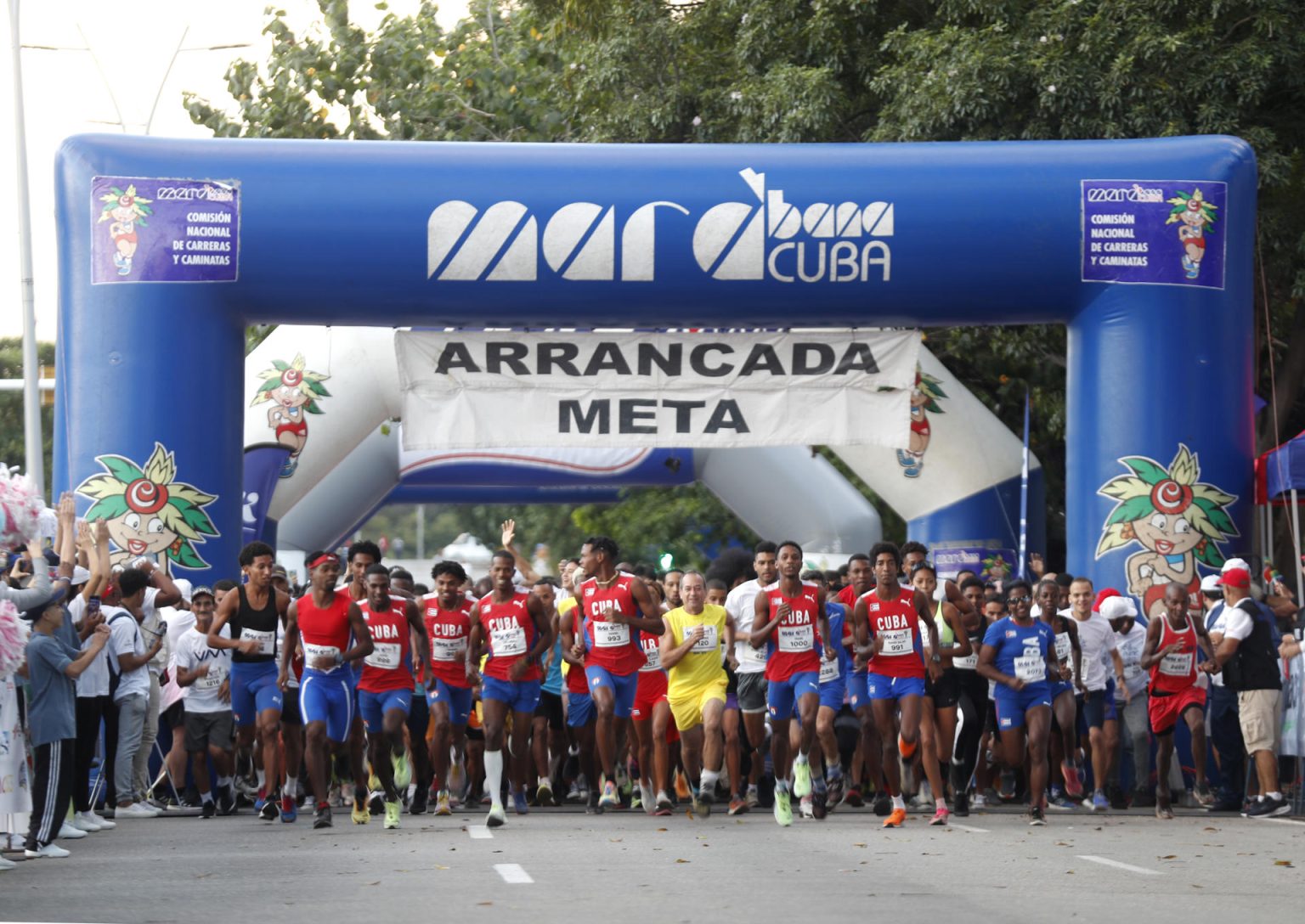 Imagen de archivo de corredores participan en el maratón Marabana 2023. EFE/Yander Zamora