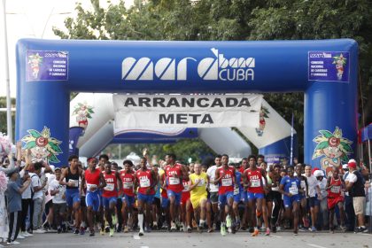 Imagen de archivo de corredores participan en el maratón Marabana 2023. EFE/Yander Zamora