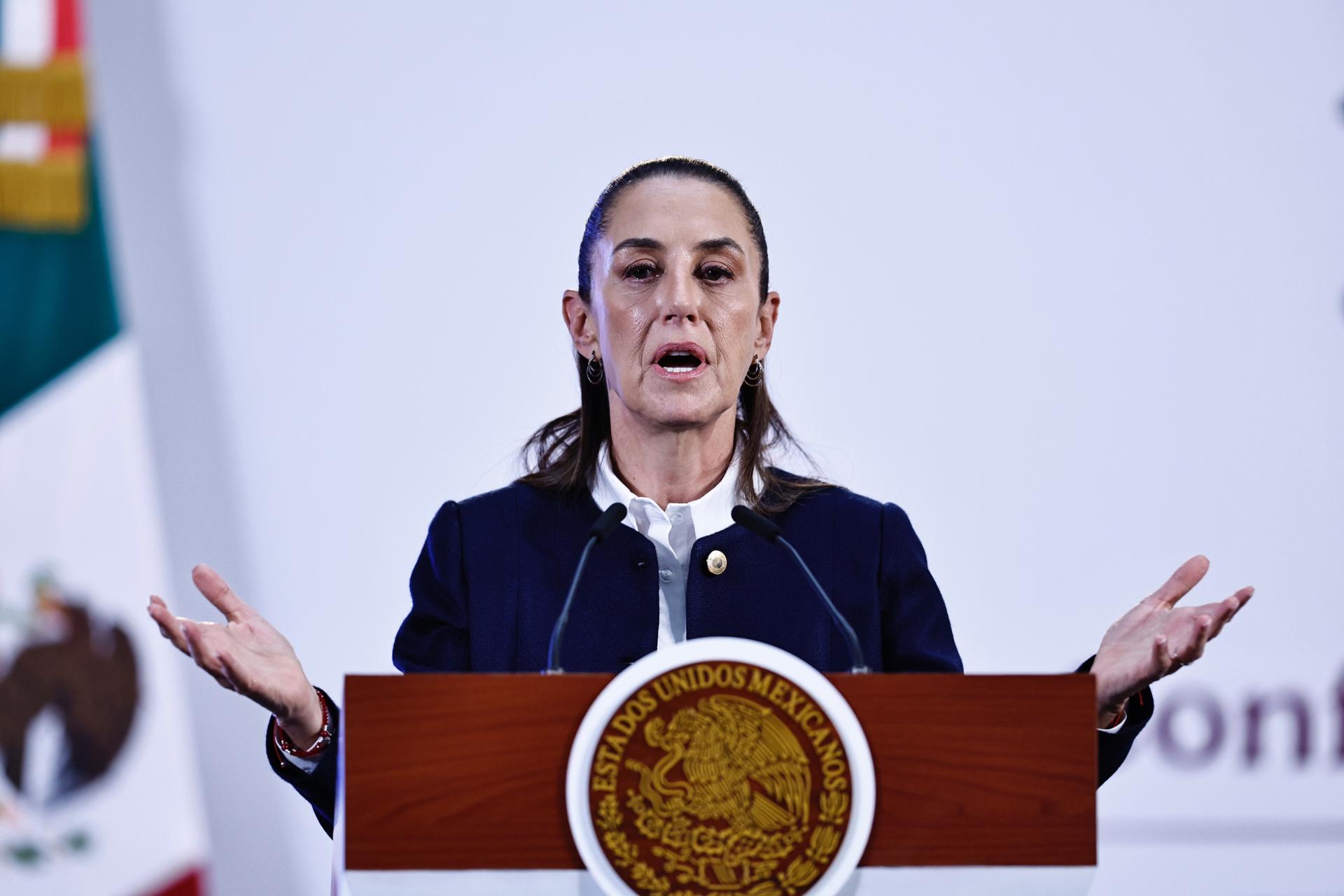 La presidenta de México Claudia Sheinbaum, habla este viernes durante una rueda de prensa en Palacio Nacional en la Ciudad de México (México). EFE/Sáshenka Gutiérrez
