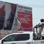 Policías vigilan una propaganda vandalizada por integrantes de la Coordinadora Nacional de Trabajadores de la Educación (CNTE) en la ciudad de Oaxaca (México). Imagen de archivo. EFE/Jesús Méndez