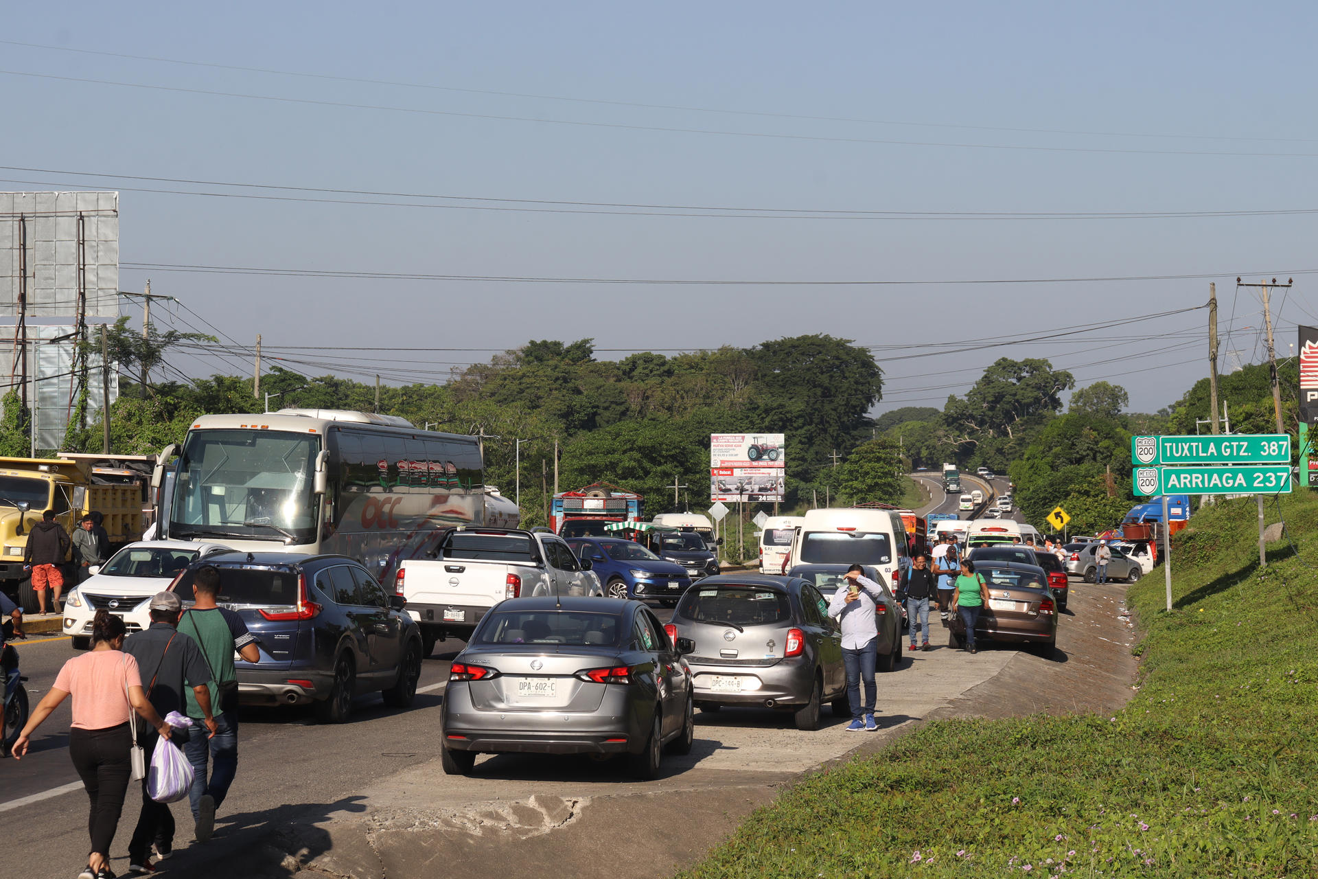 Fotografía de fila de carros durante un bloqueo por parte de los Maestros de la Coordinadora Nacional de Trabajadores de la Educación (CNTE) las principales carreteras del municipio de Tapachula este martes, en Chiapas (México). EFE/ Juan Manuel Blanco
