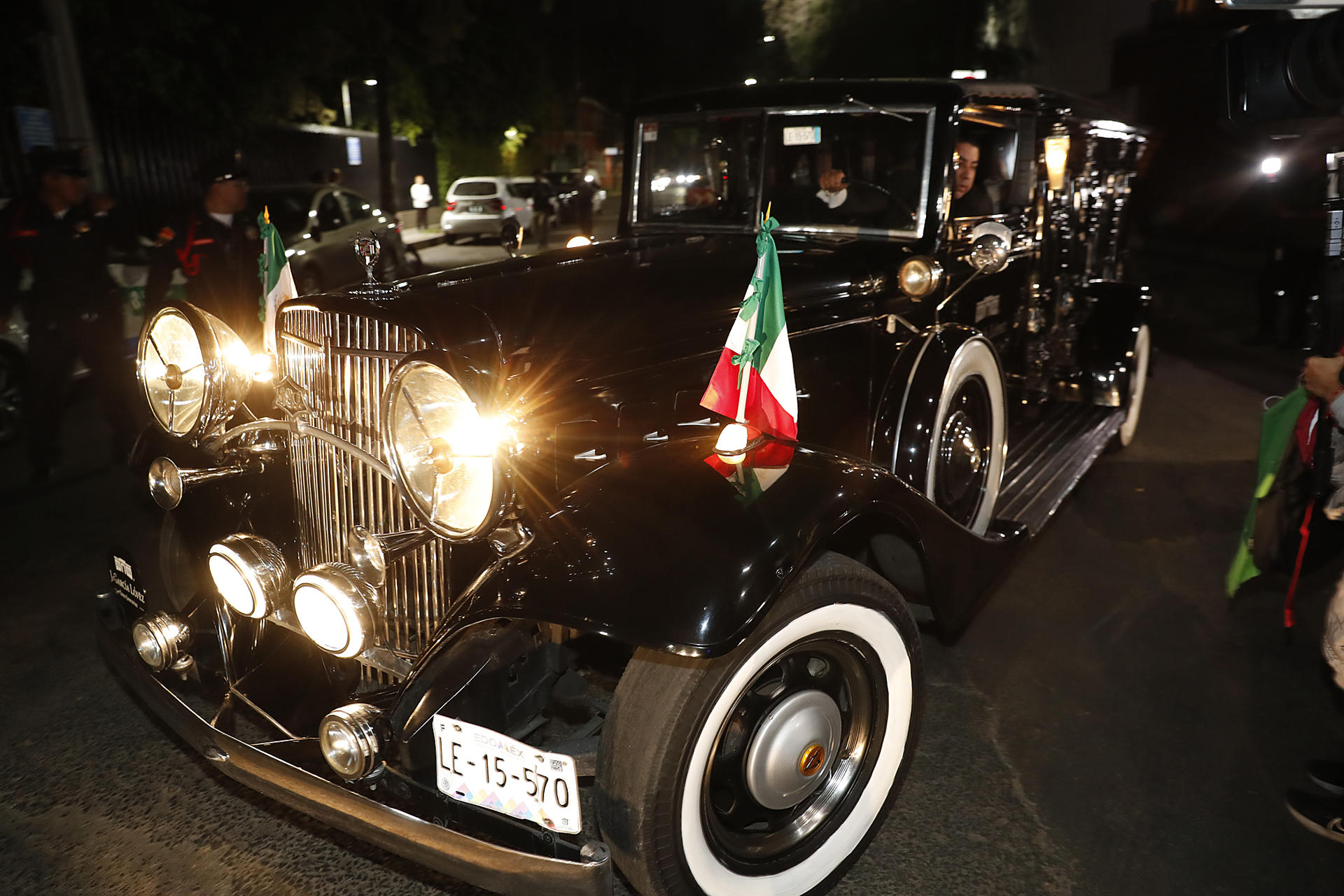 Fotografía de la carroza que transporta el cuerpo de la actriz Silvia Pinal, fallecida este jueves en Ciudad de México (México). EFE/ Mario Guzmán
