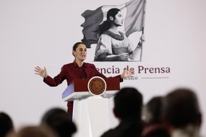 La presidenta de México Claudia Sheinbaum, participa este miércoles durante una rueda de prensa en Palacio Nacional de la Ciudad de México (México). EFE/José Méndez