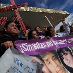 Varias personas se manifiestan durante el Día Internacional para la Eliminación de la Violencia contra las Mujeres, este lunes en el memorial Cruz de Clavos, en el Puente Internacional Paso del Norte de Ciudad Juárez (México). EFE/Luis Torres