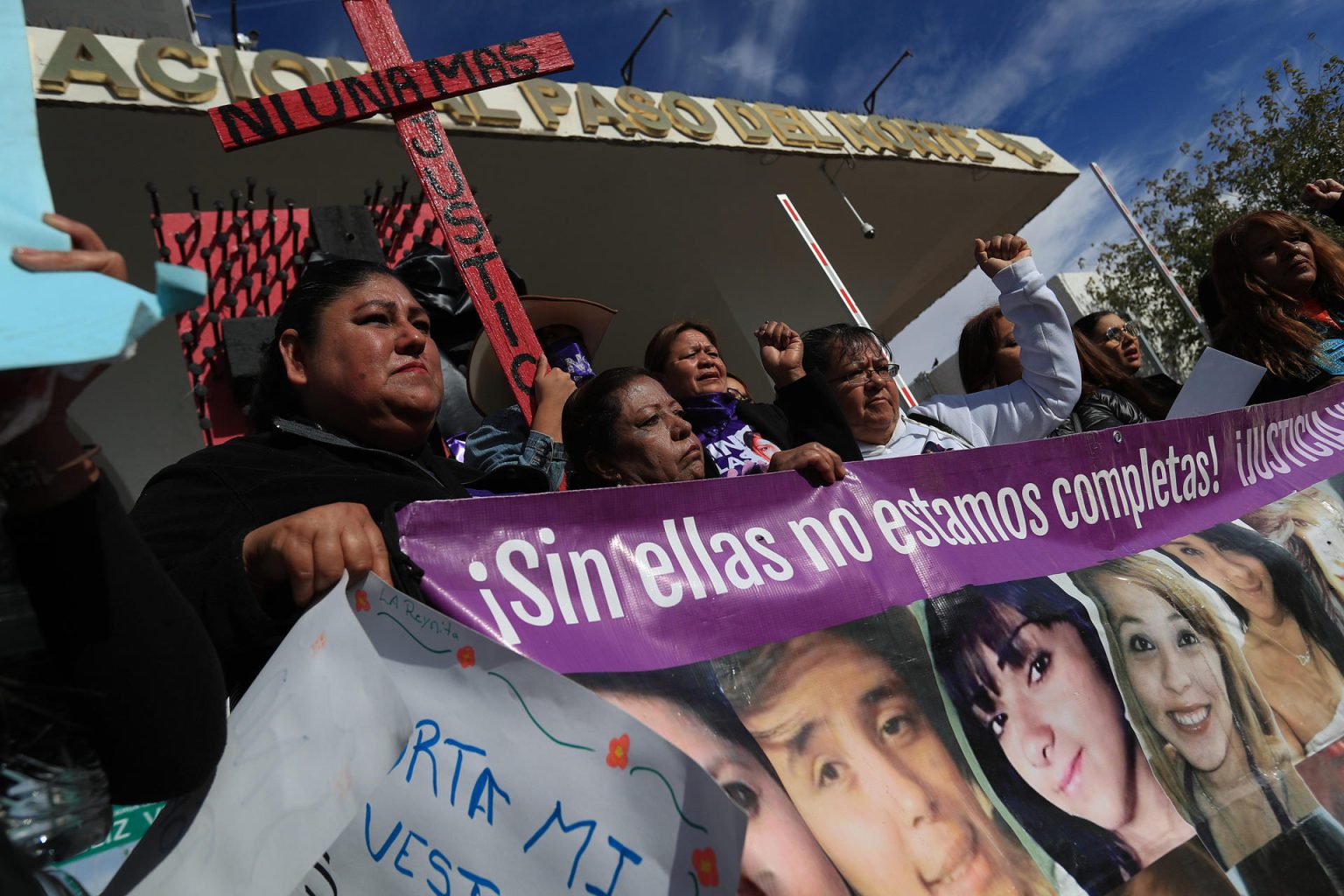 Varias personas se manifiestan durante el Día Internacional para la Eliminación de la Violencia contra las Mujeres, este lunes en el memorial Cruz de Clavos, en el Puente Internacional Paso del Norte de Ciudad Juárez (México). EFE/Luis Torres