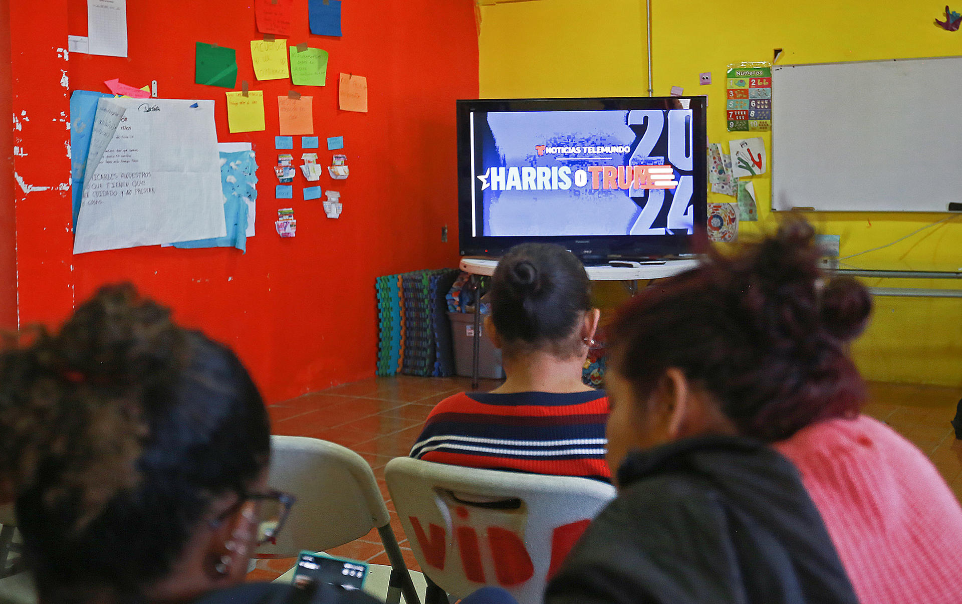 Migrantes observan por televisión el proceso de las elecciones en Estados Unidos este martes, en Ciudad Juárez (México). EFE/ Luis Torres
