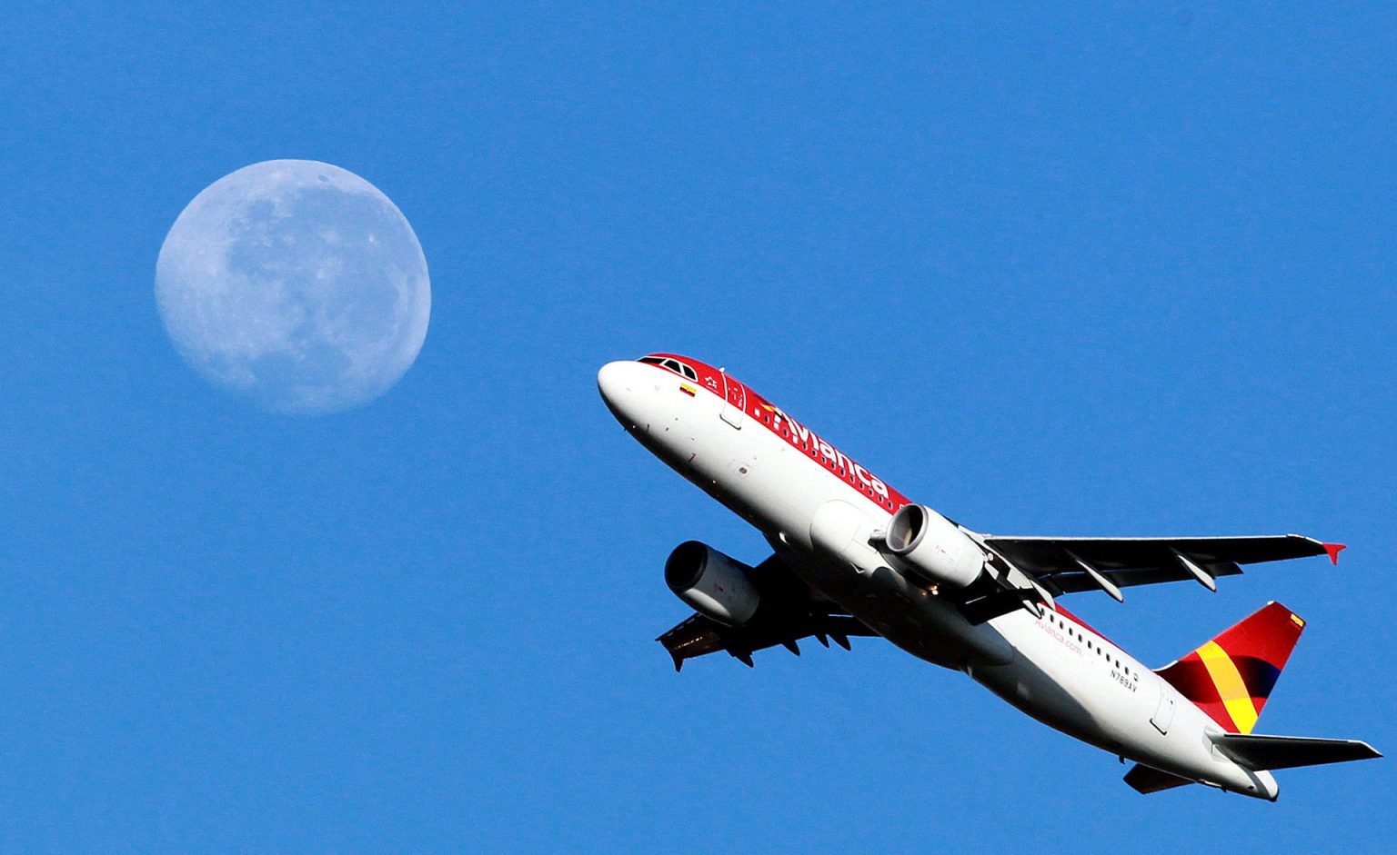 Un avión de la aerolínea Avianca sobrevuela sobre Bogotá (Colombia). Archivo.EFE/Mauricio Dueñas Castañeda