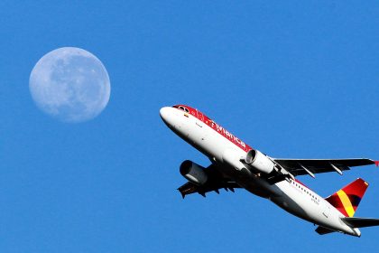 Un avión de la aerolínea Avianca sobrevuela sobre Bogotá (Colombia). Archivo.EFE/Mauricio Dueñas Castañeda