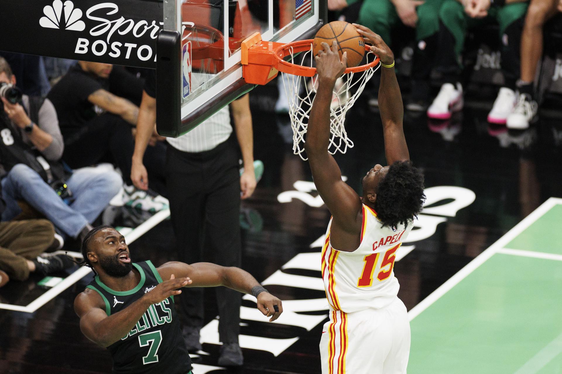 - El pívot de los Atlanta Hawks, Clint Capela (D), anota una canasta mientras el escolta de los Boston Celtics, Jaylen Brown (I) en Boston, Massachusetts, EE. UU. EFE/EPA/CJ GUNTHER
