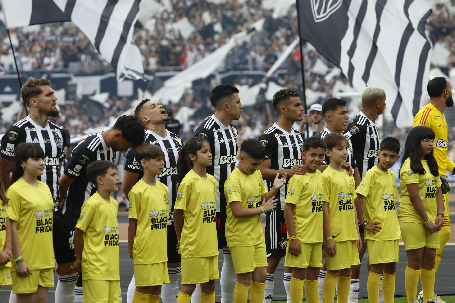 Jugadores de Botafogo forman en la final de la Copa Libertadores entre Atlético Mineiro y Botafogo, en el estadio Más Monumental en Buenos Aires (Argentina). EFE/ Antonio Lacerda
