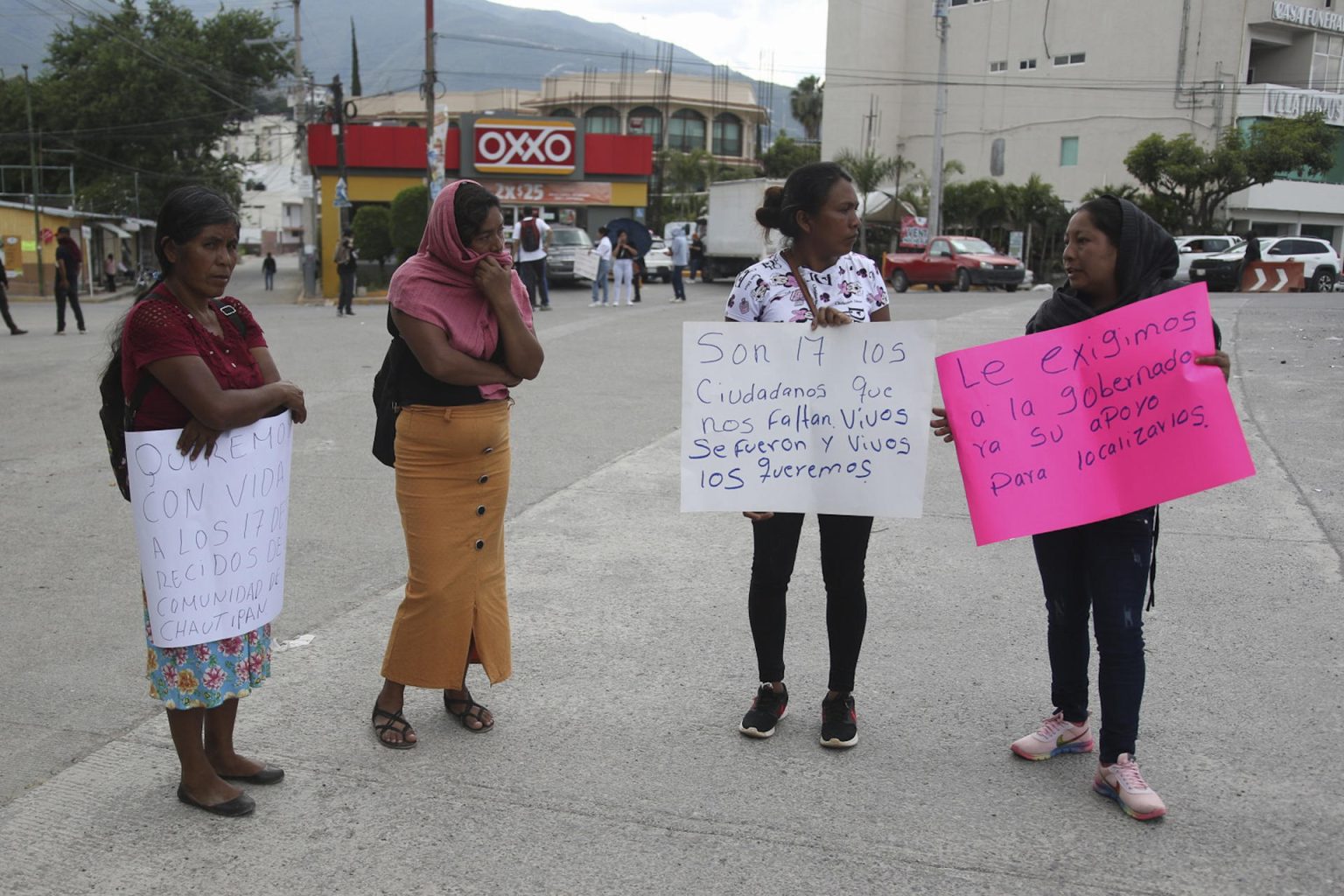 Algunas personas protestan por la desaparición de 17 personas, este viernes en Chilpancingo (México).  EFE/José Luis de la Cruz