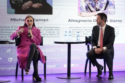 La presidenta de Promotora Empresarial de Occidente y coordinadora del Consejo Asesor Empresarial con el Gobierno de México, Altagracia Gómez y el presidente de la American Society (Amsoc), Larry Rubin participan en el foro 'Las culturas más innovadoras de México' este martes en la Ciudad de México (México). EFE/ José Méndez