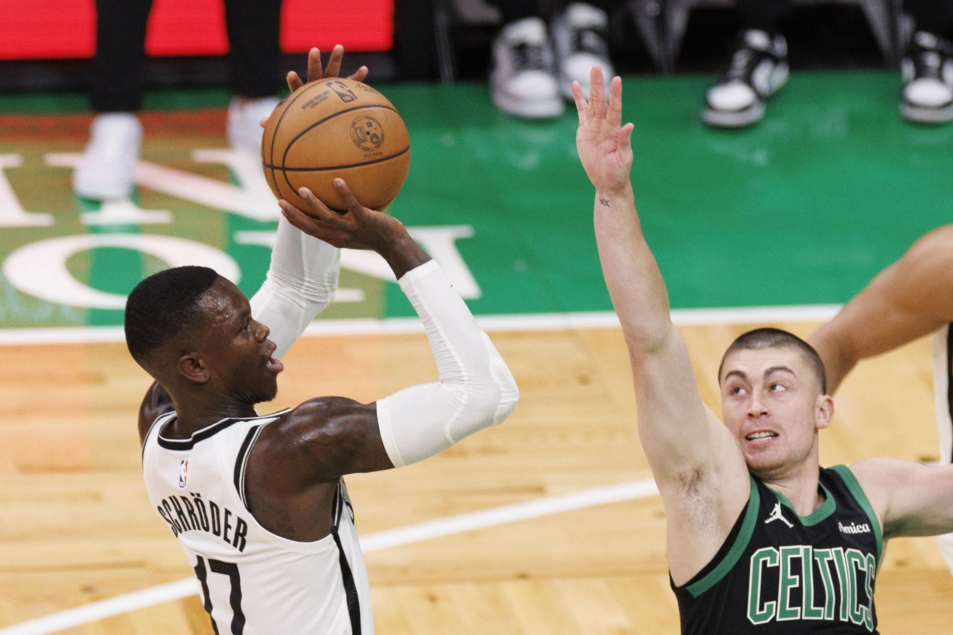 Dennis Schroder (i), de los Nets, lanza sobre Payton Pritchard, de los Celtics. EFE/EPA/CJ GUNTHER
