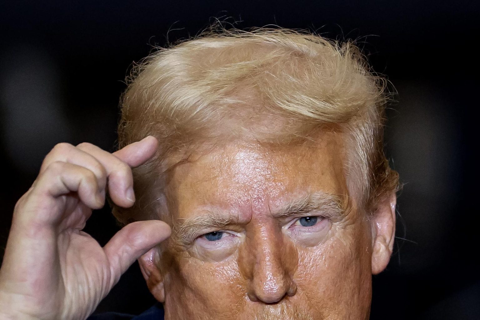 Fotografía de archivo del 25 de septiembre de 2024 del expresidente de EE. UU. y candidato presidencial republicano Donald Trump durante un evento de campaña en Mosack Group en Mint Hill, Carolina del Norte (Estados Unidos). EFE/EPA/ERIK S. LESSER