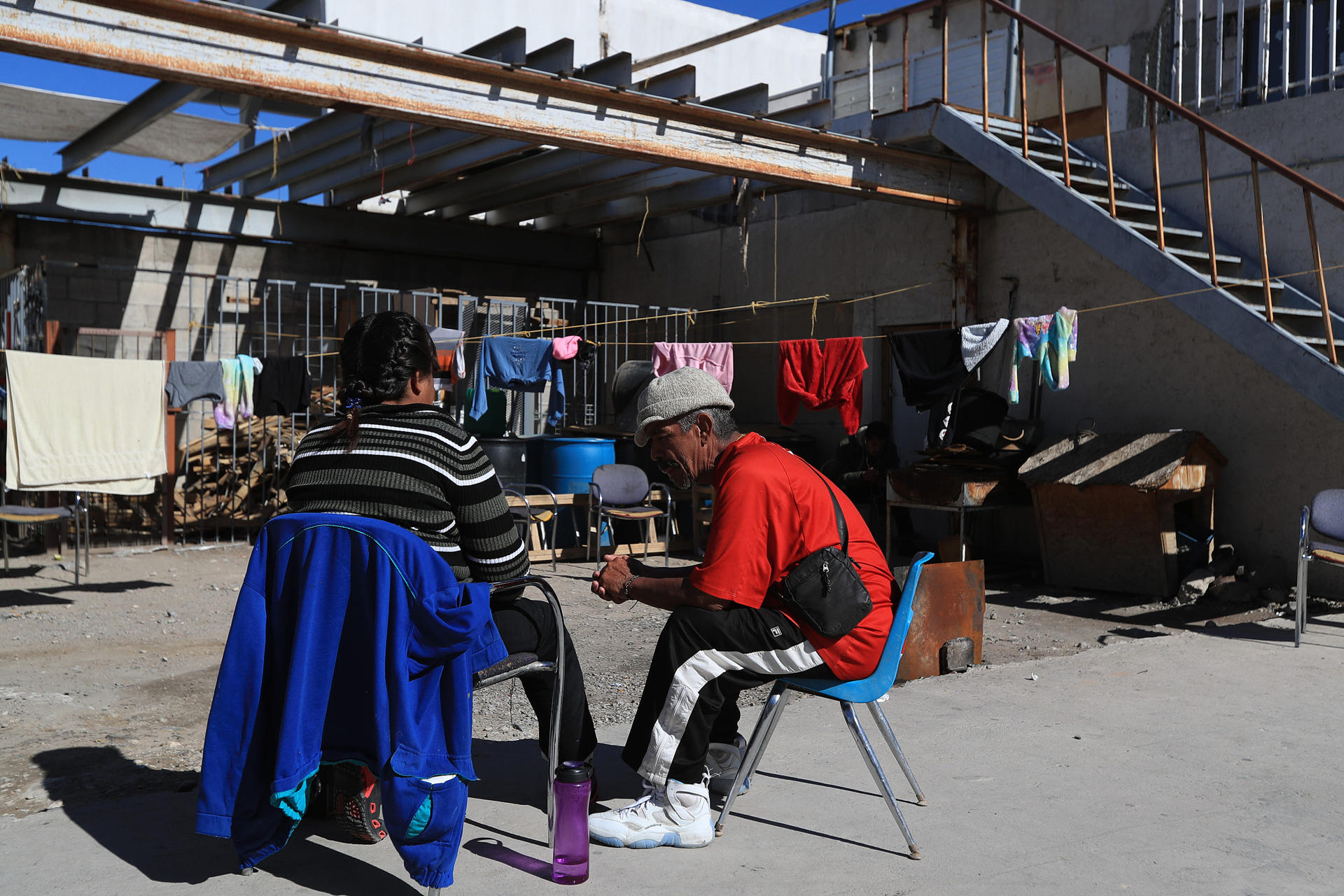 Migrantes permanecen varados en un albergue en espera de resolver su situación migratoria, este viernes, en Ciudad Juárez, Chihuahua (México). EFE/ Luis Torres
