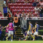 Jugadores de San Luis celebran este sábado el gol a los 94 minutos del brasileño Rodrigo Dourado en la cancha de Guadalajara, el estadio Akron. EFE/ Francisco Guasco