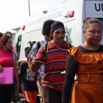 Migrantes hacen fila para tramitar sus papeles migratorios este jueves, en el municipio de Tapachula en Chiapas (México). EFE/Juan Manuel Blanco