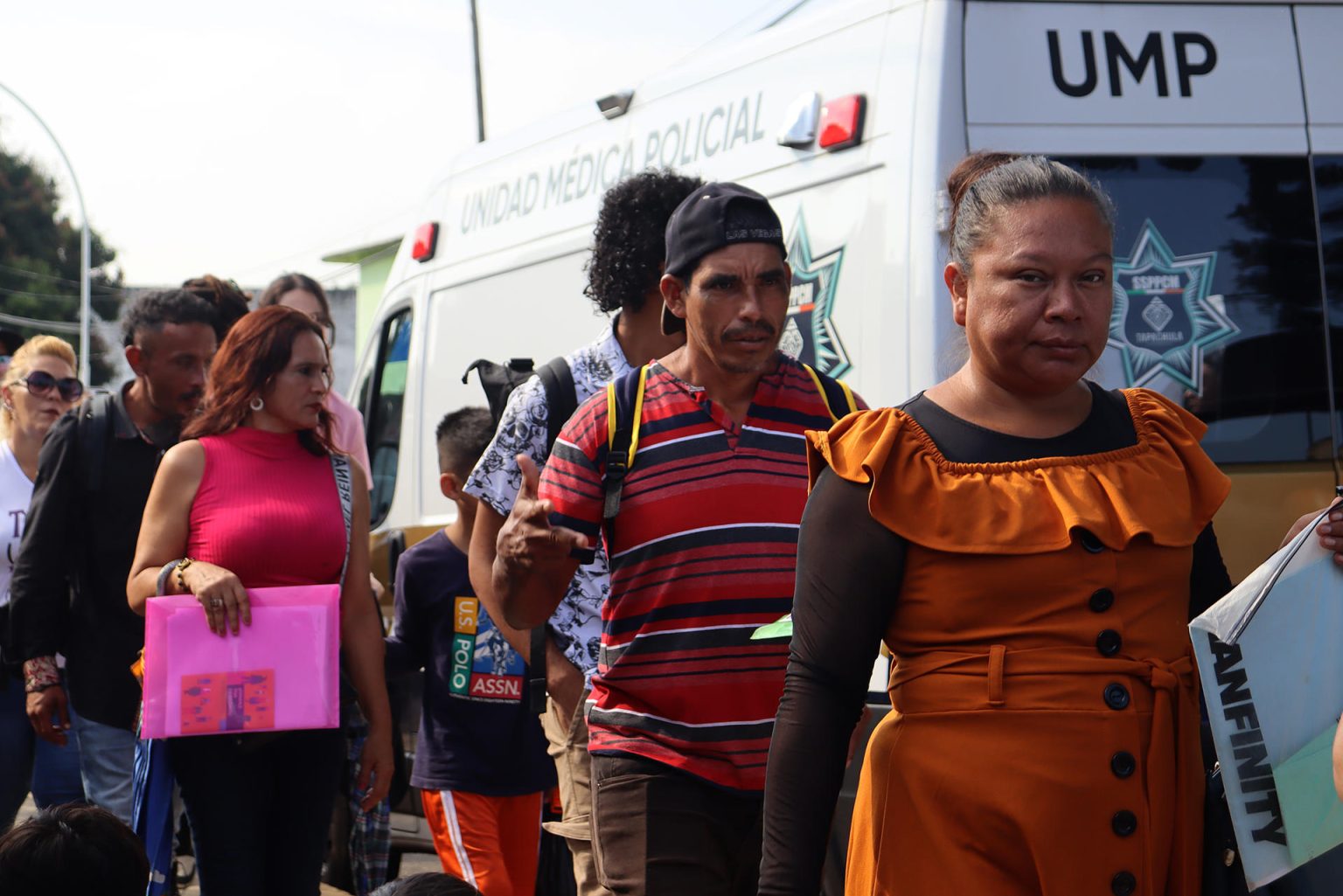 Migrantes hacen fila para tramitar sus papeles migratorios este jueves, en el municipio de Tapachula en Chiapas (México). EFE/Juan Manuel Blanco