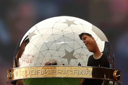 Foto del trofeo de la Copa Sudamericana, cuya vigésima tercera edición disputarán este domingo Racing y Cruzeiro en Asunción. EFE/ Juan Pablo Pino