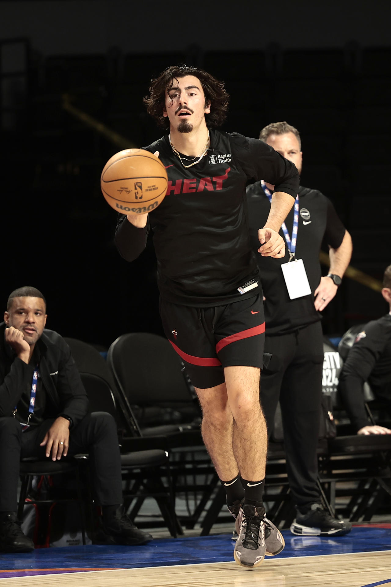 El jugador de Miami Heat, Jaime Jaquez Jr., participa durante un entrenamiento este viernes, previo al partido de temporada regular de la NBA ante los Washington Wizards, que se realizará mañana en la Arena Ciudad de México, en Ciudad de México (México). EFE/José Méndez
