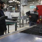 Trabajadores operan maquinaria en una fábrica, el 15 de noviembre de 2024, en Ciudad Juárez Chihuahua (México). EFE/ Luis Torres