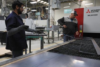 Trabajadores operan maquinaria en una fábrica, el 15 de noviembre de 2024, en Ciudad Juárez Chihuahua (México). EFE/ Luis Torres