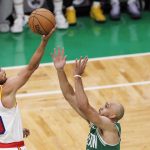 Stephen Curry lanza sobre Derrick White (d), de los Celtics en el juego de la NBA en Boston. EFE/EPA/CJ GUNTHER