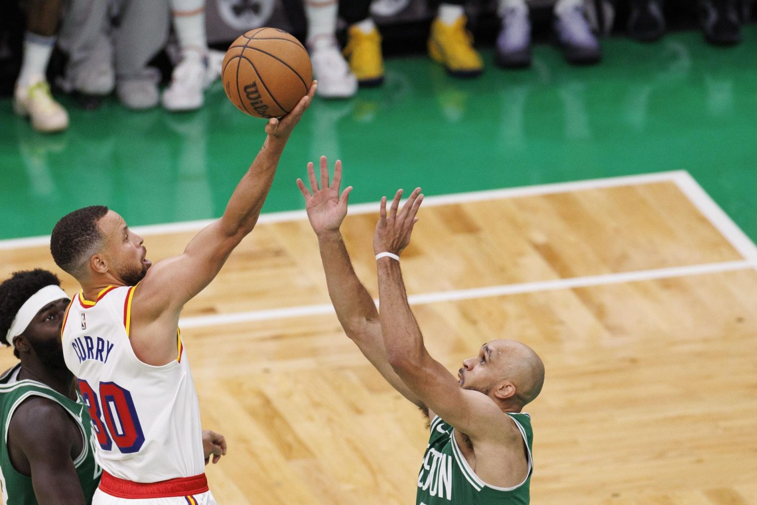 Stephen Curry lanza sobre Derrick White (d), de los Celtics en el juego de la NBA en Boston. EFE/EPA/CJ GUNTHER