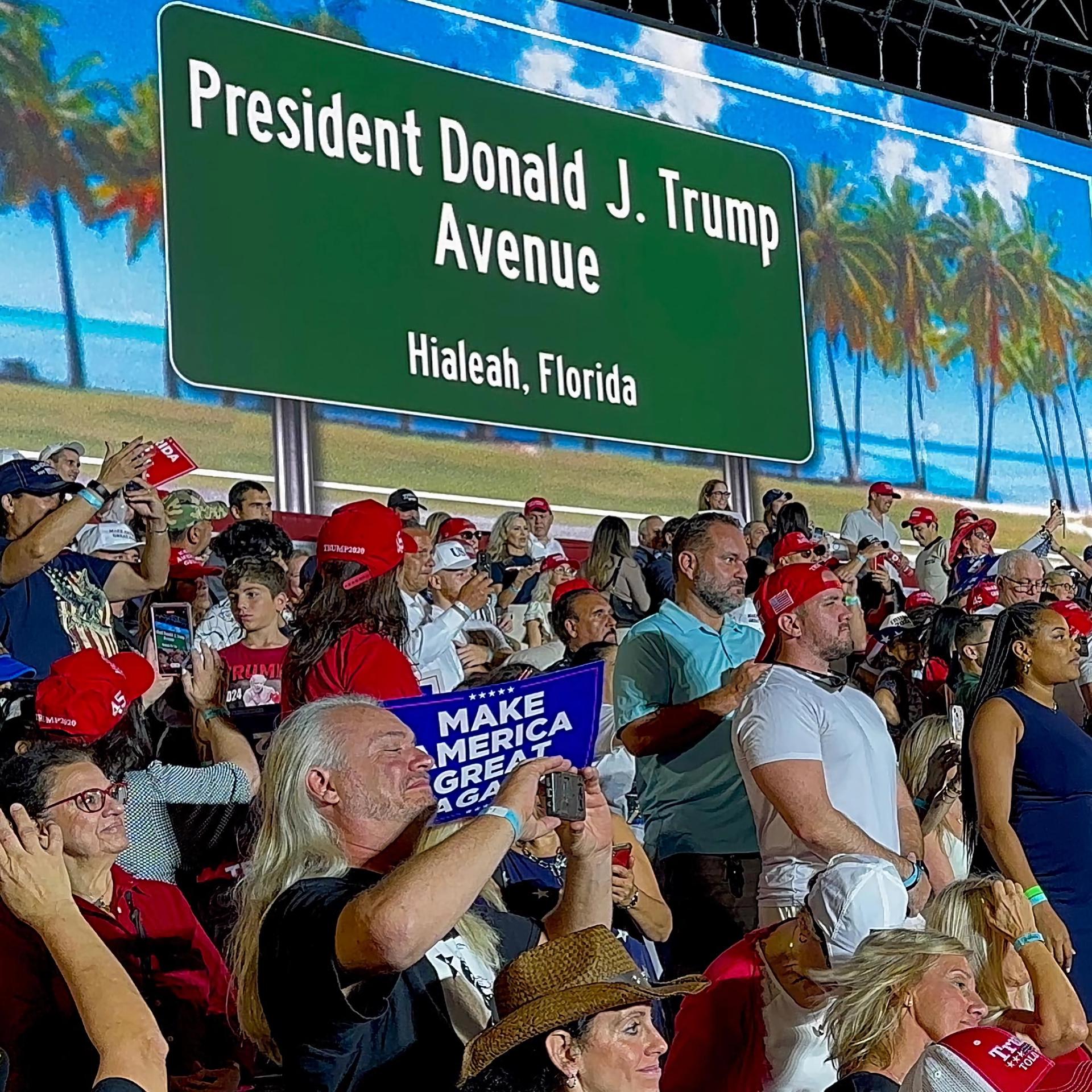 Fotografía publicada en la cuenta oficial de la red social X del presidente electo, Donald Trump del 8 de noviembre de 2023, de una pancarta con un letrero de una avenida con su nombre, durante un mitín de campaña en Hialeah, Florida (Estados Unidos). EFE/ Cuenta de X de Donald Trump / SOLO USO EDITORIAL/ SOLO DISPONIBLE PARA ILUSTRAR LA NOTICIA QUE ACOMPAÑA (CRÉDITO OBLIGATORIO)
