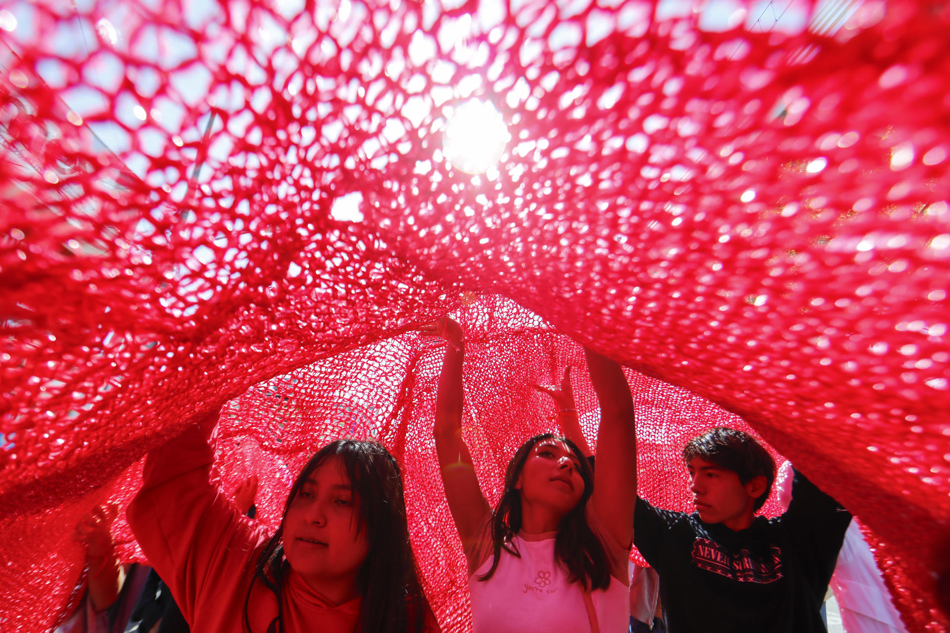 Decenas de personas participan en una marcha del Día Internacional de la Eliminación de la Violencia contra la Mujer, este lunes en Zapopan (México). EFE/ Francisco Guasco
