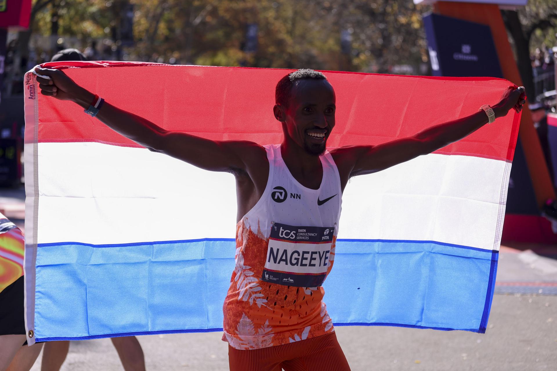 El neerlandés Abdi Nageeye celebra este domingo su victoria en el Maratón de Nueva York. EFE/EPA/SARAH YENESEL
