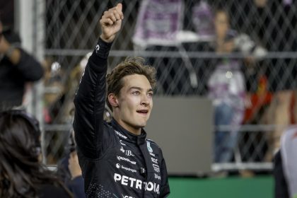 El piloto británico de Mercedes George Russell festja el triunfo en el Gran Premio de Fórmula Uno de Las Vegas. EFE/EPA/SHAWN THEW