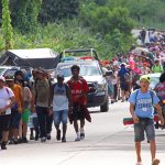 Migrantes caminan en caravana este sábado rumbo a Estados Unidos, en el municipio de Tapachula en Chiapas (México). EFE/Juan Manuel Blanco