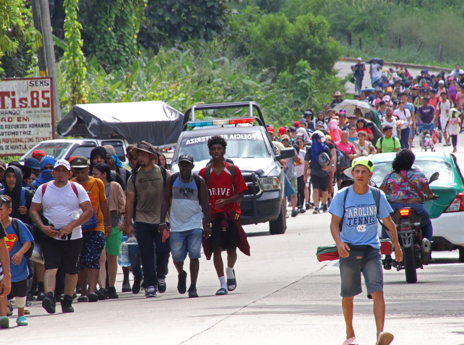 Migrantes caminan en caravana este sábado rumbo a Estados Unidos, en el municipio de Tapachula en Chiapas (México). EFE/Juan Manuel Blanco