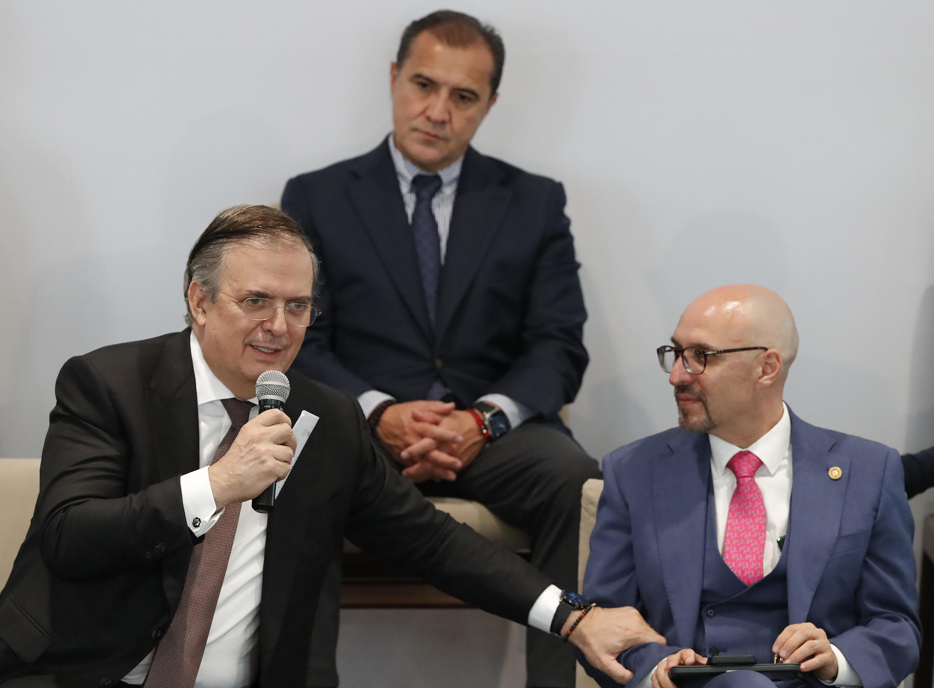 El Secretario de Economía, Marcelo Ebrard (i), acompañado del presidente de la Concanco-Servytur, Octavio de la Torre de Stéffano (d), participan durante una rueda de prensa este viernes en la Ciudad de México (México). EFE/Mario Guzmán
