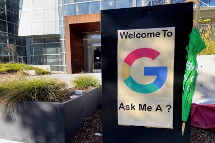 Fotografía de archivo del exterior de la sede de Google en Mountain View (California). EFE/Marc Arcas