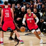 Foto de archivo de Dillon Brooks (d) y Alperen Sengun, de Houston Rockets, el segundo equipo en clasificarse para la fase final de la Copa NBA. EFE/ Matthew A. Smith