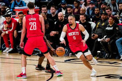 Foto de archivo de Dillon Brooks (d) y Alperen Sengun, de Houston Rockets, el segundo equipo en clasificarse para la fase final de la Copa NBA. EFE/ Matthew A. Smith