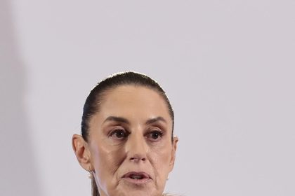 La presidenta de México, Claudia Sheinbaum, habla durante una rueda de prensa este viernes en el Palacio Nacional de la Ciudad de México (México). EFE/José Méndez