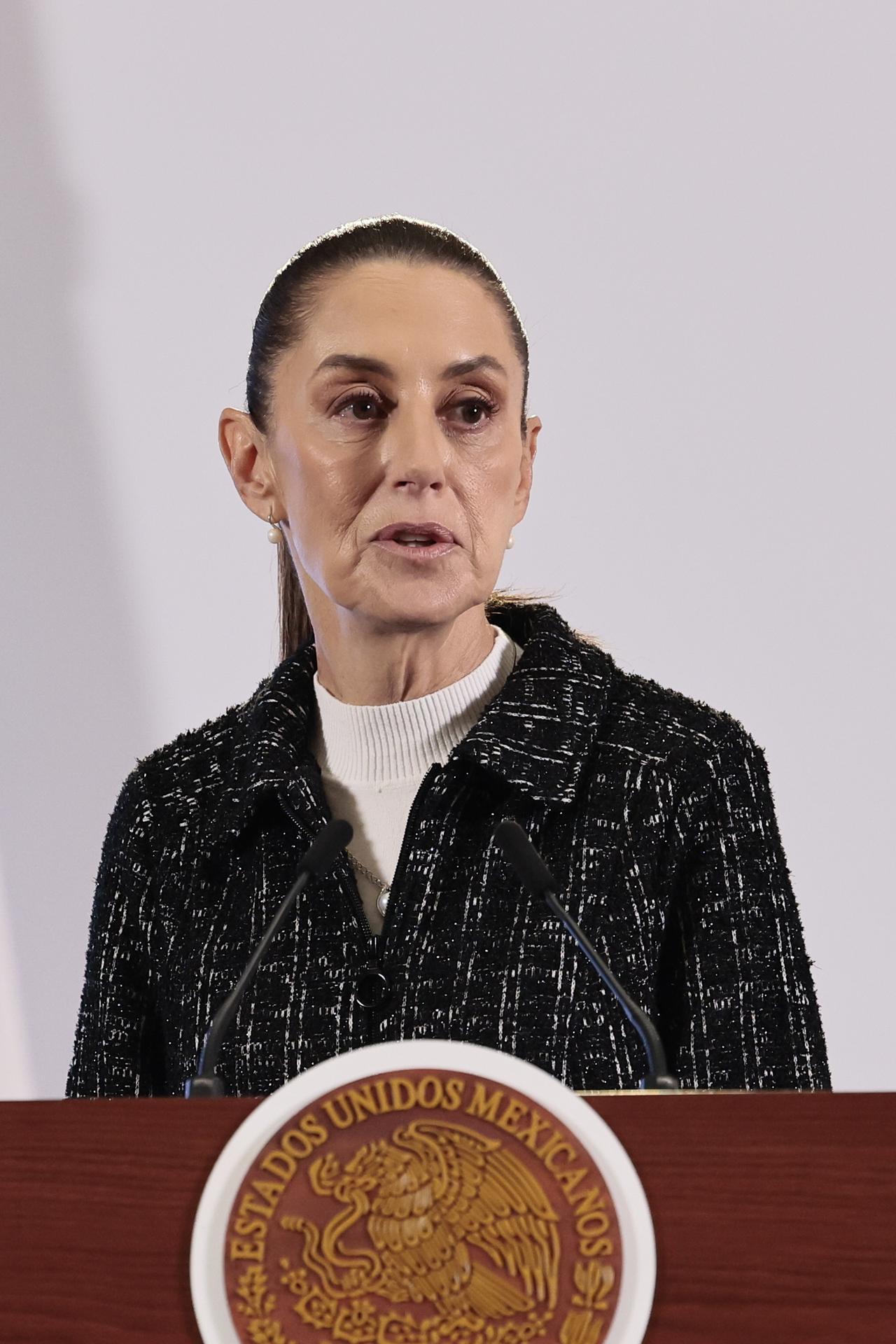 La presidenta de México, Claudia Sheinbaum, habla durante una rueda de prensa este viernes en el Palacio Nacional de la Ciudad de México (México). EFE/José Méndez