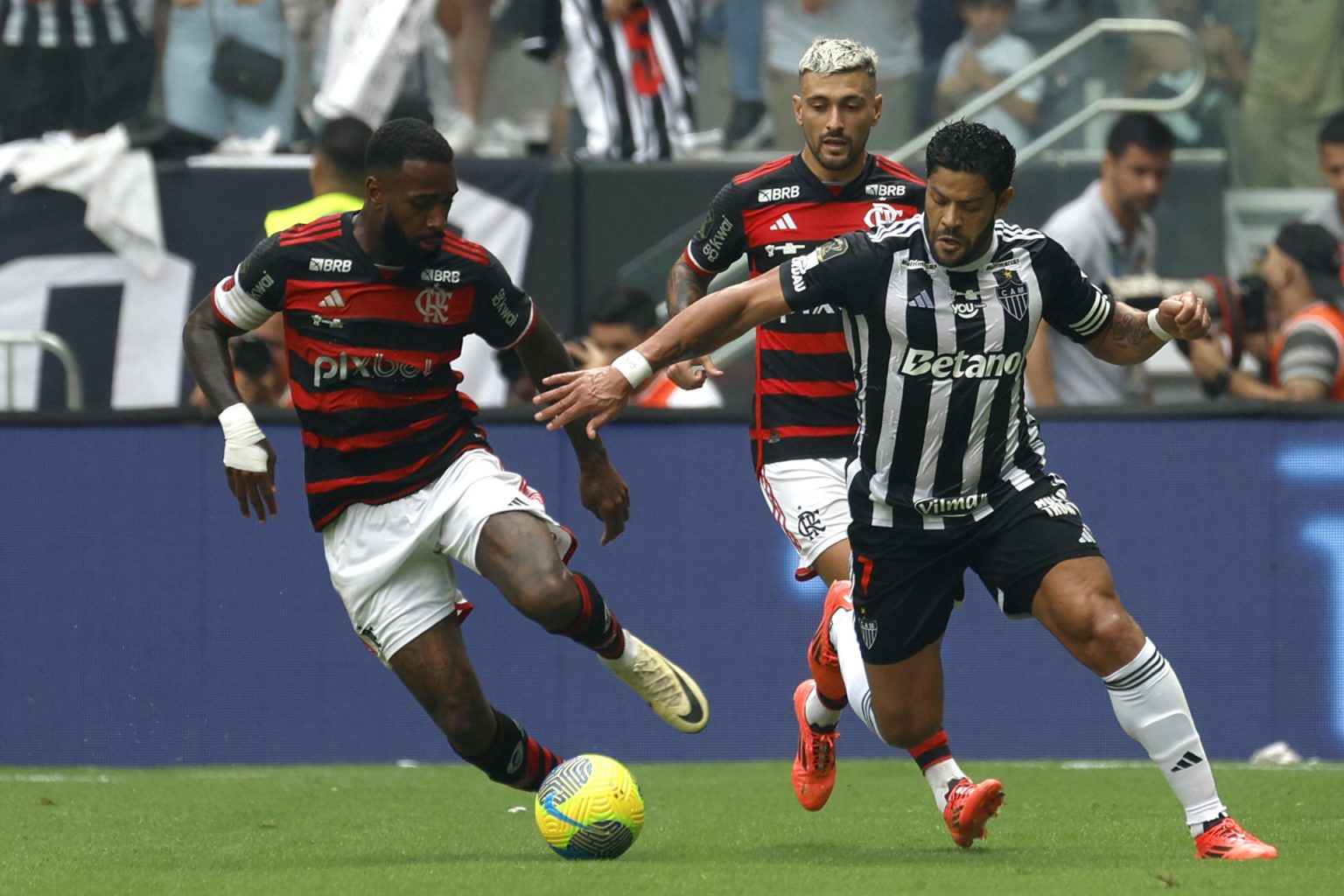 Gerson, del Flamengo, domina el balón ante la marca de Hulk, del Atlético Mineiro, durante el partido de vuelta de la final de la Copa do Brasil en el estadio Arena MRV, en Belo Horizonte. EFE/ Antonio Lacerda