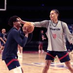 Los jugadores de los Washington Wizards, Jordan Poole (i) y Kyshawn George (d) participan durante un entrenamiento este viernes, previo al partido de temporada regular de la NBA ante el Miami Heat que se realizará mañana en la Arena Ciudad de México, (México). EFE/José Méndez