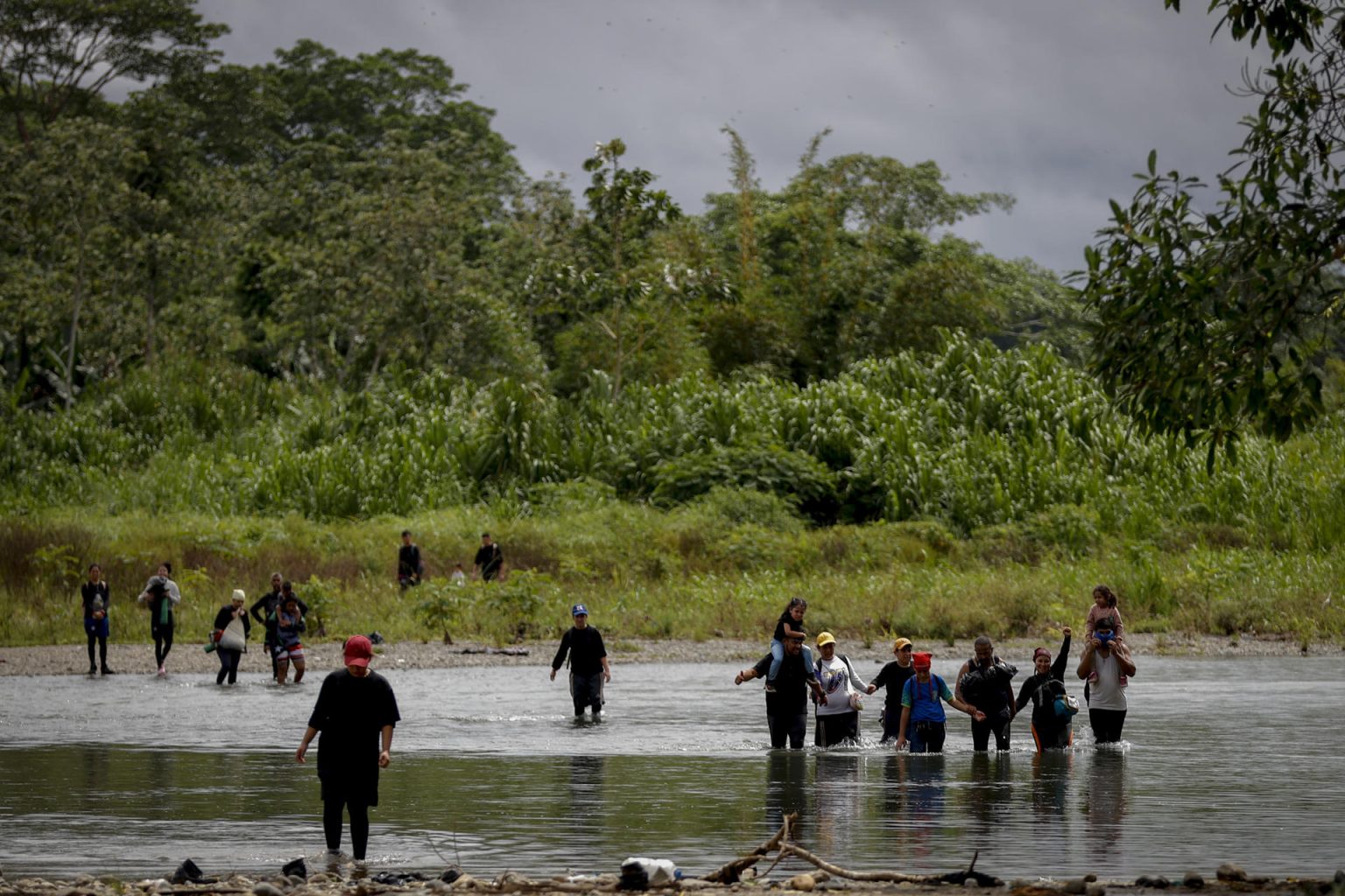 Migrantes cruzan el río Tuquesa luego de atravesar la selva del Darién (Panamá). Fotografía de archivo. EFE/ Bienvenido Velasco