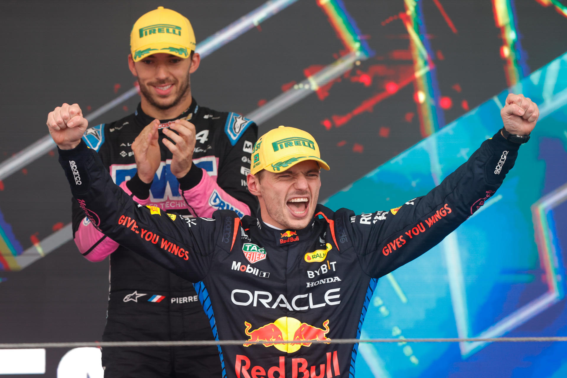 El neerlandés Max Vertapeppen dio este domingo un golpe de autoridad en su lucha conquistar el cuarto título de Fórmula Uno en su carrera con Red Bull al imponerse en el circuito paulista de Interlagos. EFE/ Isaac Fontana
