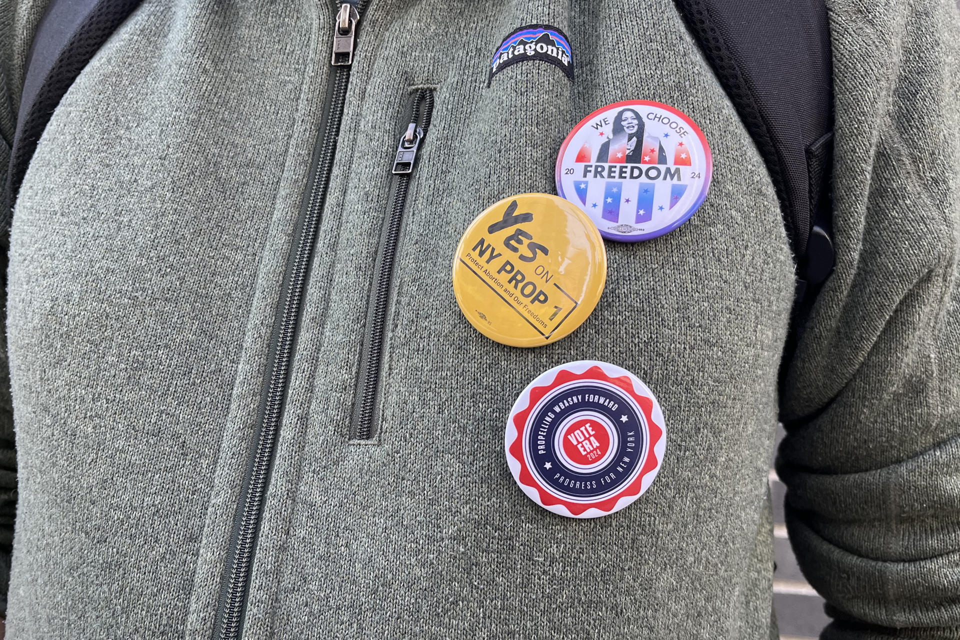 Una persona muestra insignias después de votar este martes, en Nueva York (Estados Unidos). EFE/ Andrea Concepción Gallego
