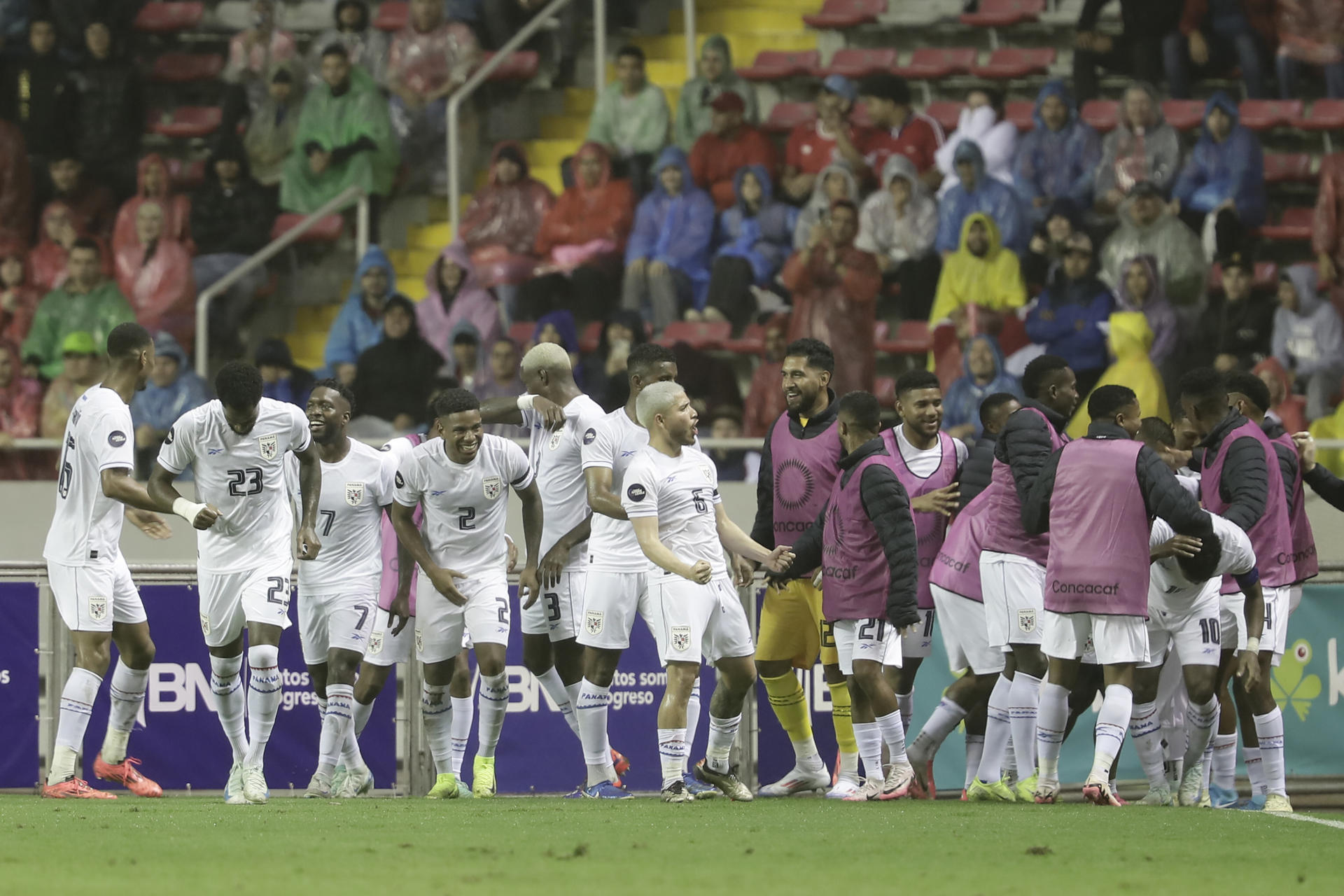 Jugadores de Panamá celebran un gol en un partido de la Copa Centroamericana. EFE/ Jeffrey Arguedas
